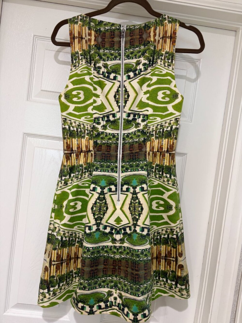 Alice + Olivia Carrie Structured Dress in Mirrored Garden - Picture 3 of 4